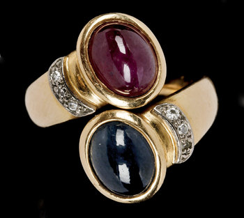 206448. RING, 18 K guld, diamanter och cabochonslipad safir och rubin samt små diamanter.