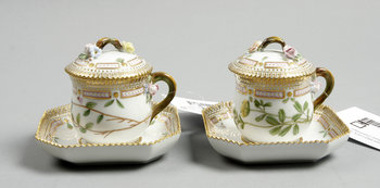 206893. CREMEKOPPAR MED LOCK, ett par, porslin, Flora Danica, Royal Copenhagen.