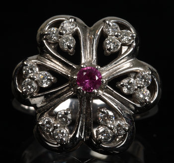 206970. RING, 14K vitguld med 18 briljanter samt rosa safir.