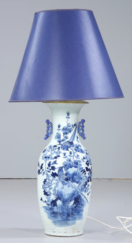 207905. GOLVLAMPA, porslin, Kina, 1800-tal.