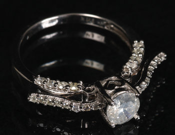 208521. RING, 14 K vitguld samt briljanter.
