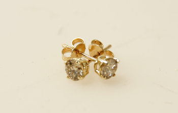 209073. ÖRHÄNGEN, ett par, 14 K guld med briljantslipade diamanter, vardera ca 0,25 ct.