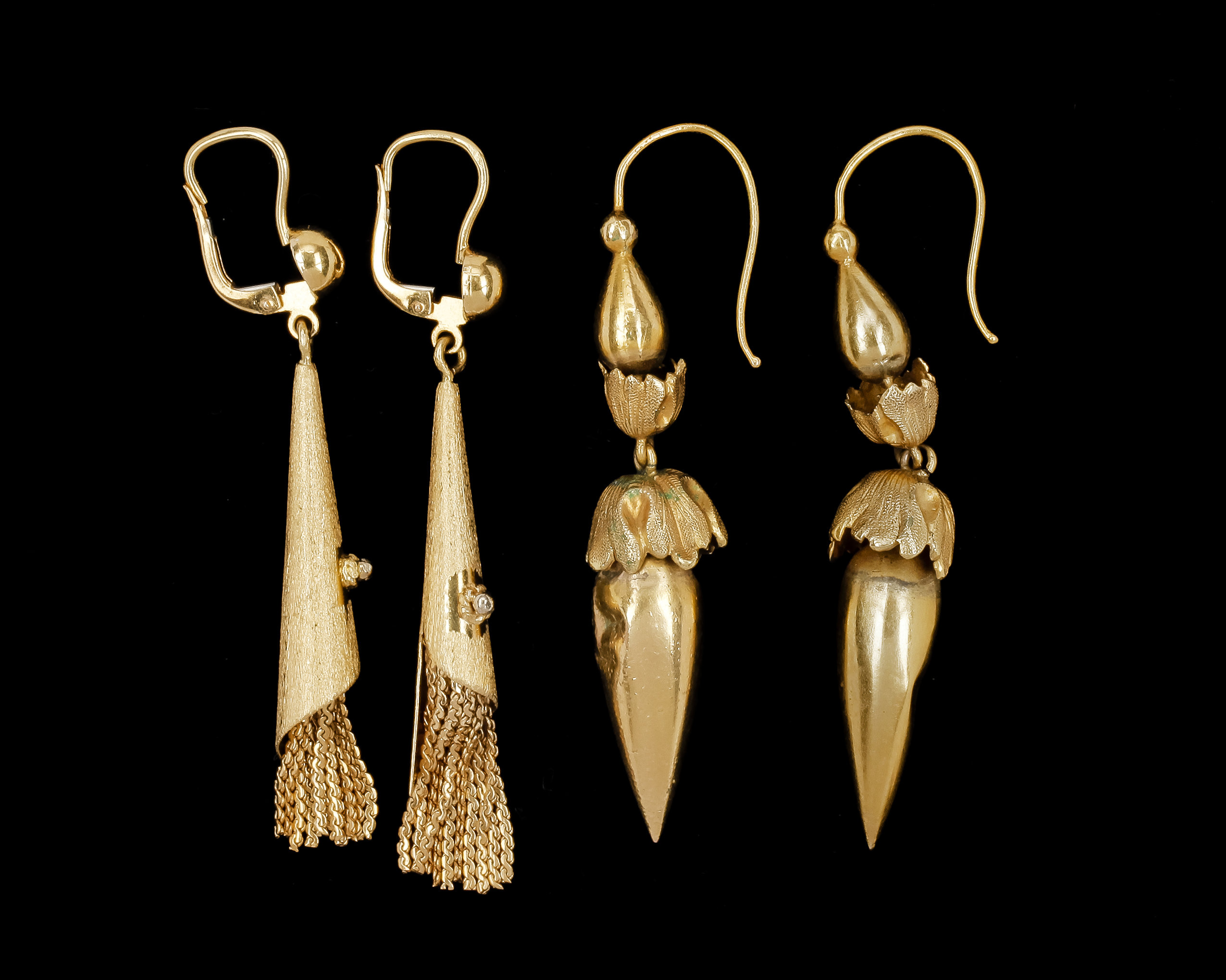 Two pair of gold earrings. 18k gold. Bukowskis