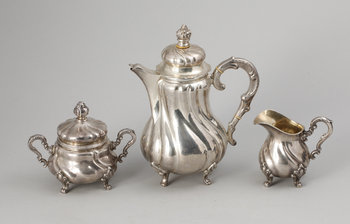 210676. KAFFESERVIS, 3 delar, silver, rokokostil, bla Tyskland. 1900-talets första hälft. Totalvikt 640 gram.