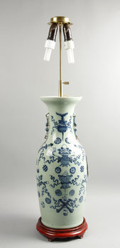 212040. BORDSLAMPAURNA. Kina, porslin. 1900-tal.