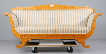 212710. SOFFA, Karl Johanstil, 1900-talets första hälft.