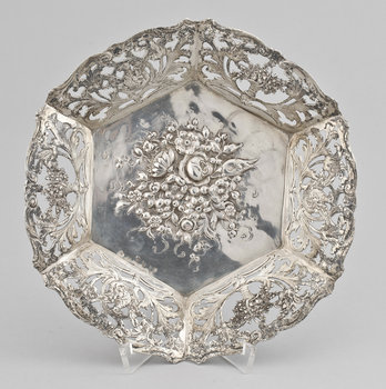 215935. FAT, silver, barockstil, Tyskland 18001900-tal. Vikt ca 245 gram.