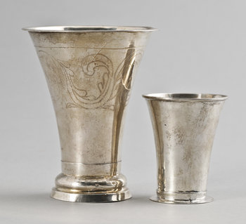 216162. BÄGARE, 2 st, silver, A Reutz, Göteborg samt JF Grönquist, Östhammar, 1810-32. Totalvikt ca 70 gram.