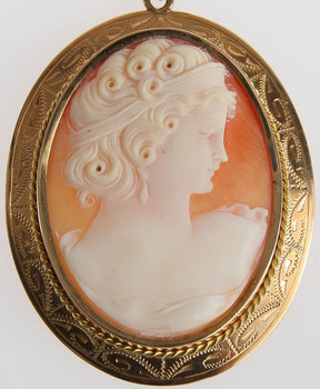 216854. HÄNGE MED KEDJA, CAMÉ. 18K guld 1952.