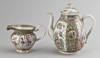 217155. TEKANNA SAMT MJÖLKKANNA, porslin, Kanton, Kina 1800-tal.