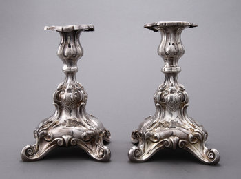 218434. LJUSSTAKAR, ett par, silver, rokokostil, 1900-tal. Svenska importstämplar.