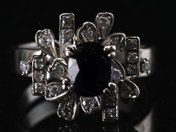 218715. RING, 18k vitguld med briljantslipade diamanter och safir.