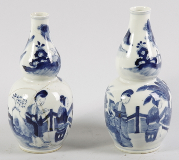 22205. VASER, ett par. Porslin. Kina, Kangxi-stil.