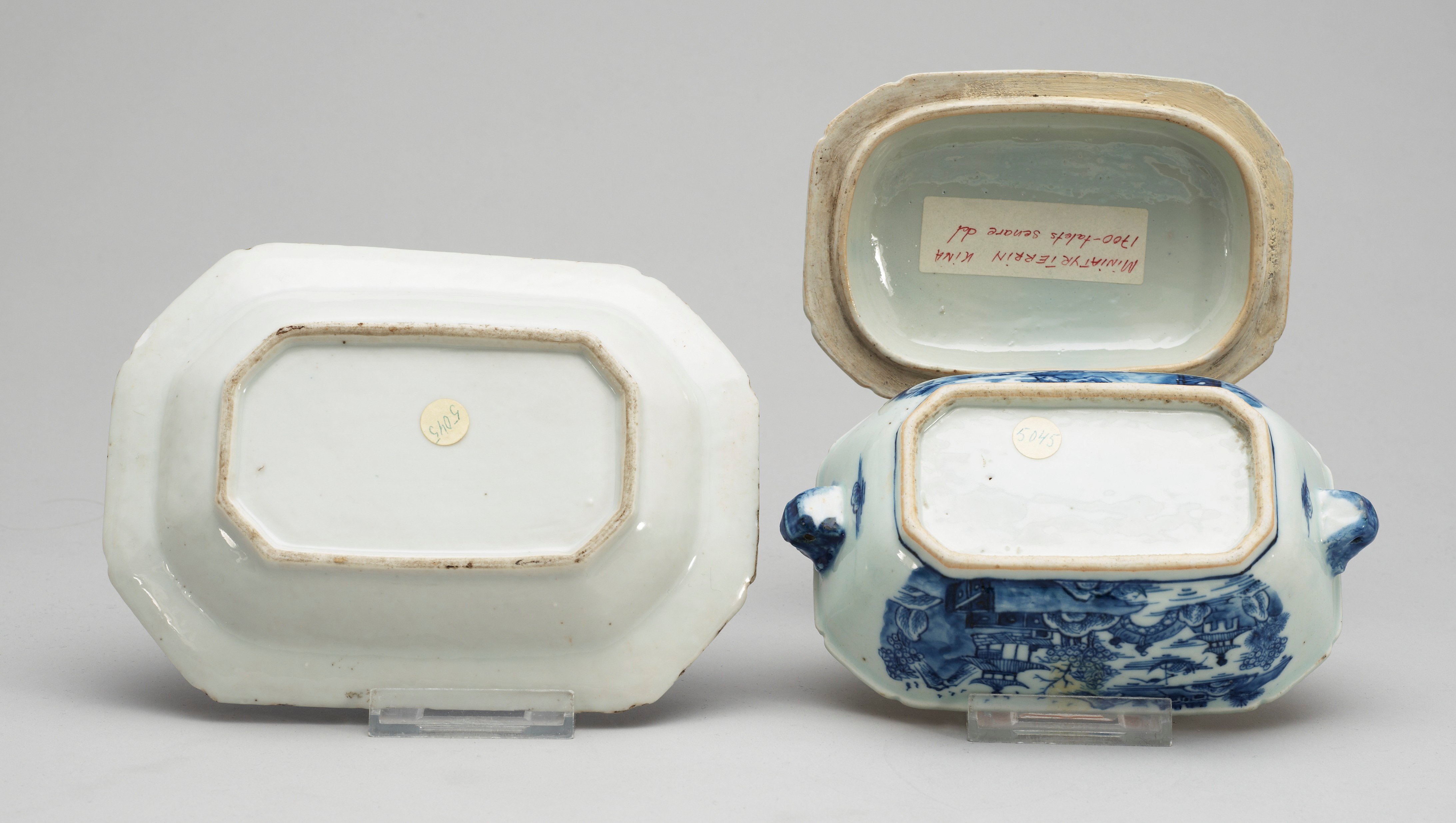 A blue and white butter tureen with cover and stand, Qing dynasty