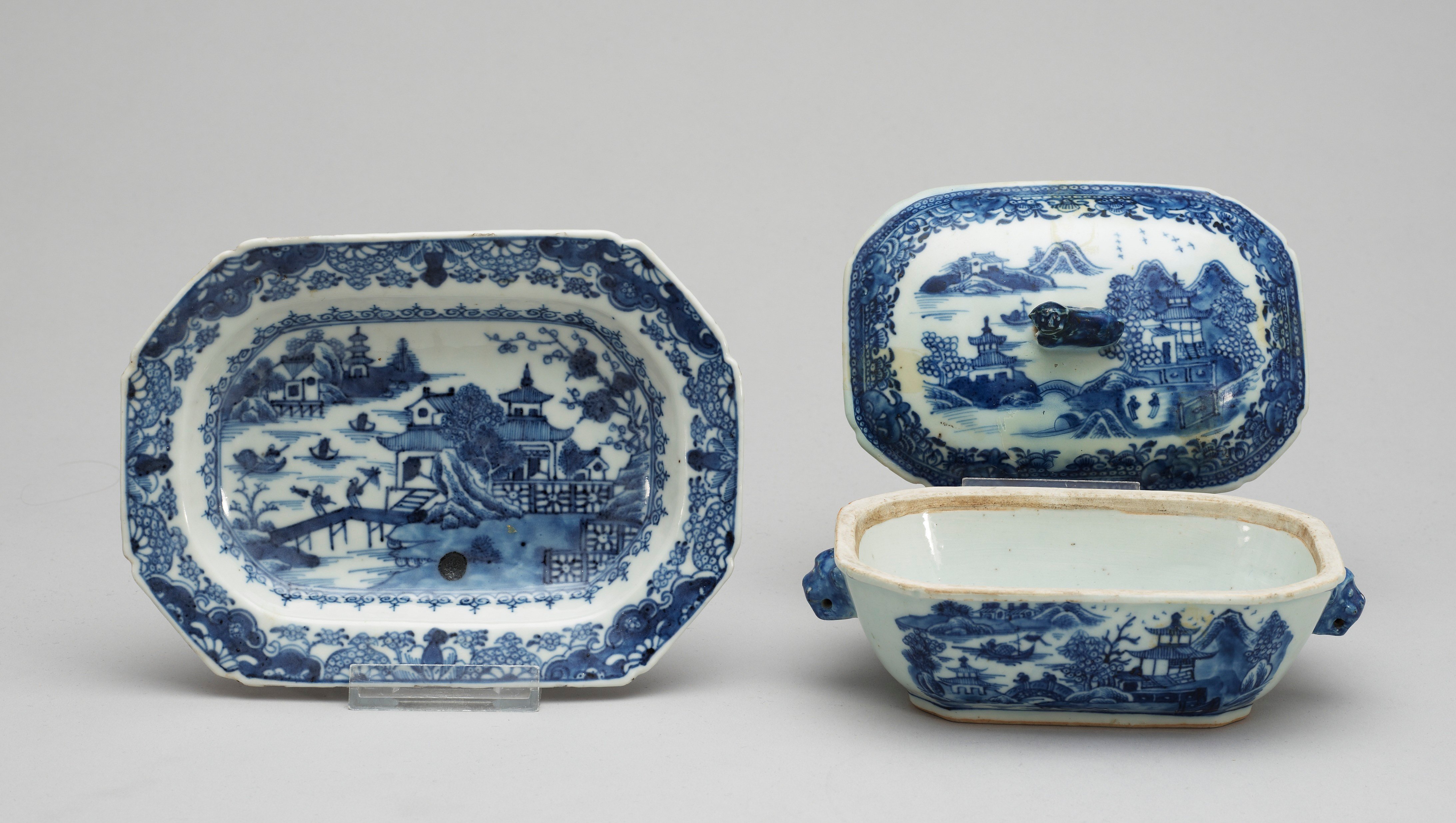 A blue and white butter tureen with cover and stand, Qing dynasty