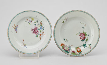 224059. TALLRIKAR, 2 st, porslin, Kina, 1700-tal.