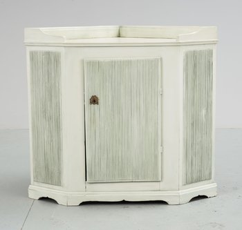 224805. HÖRNSKÅP, gustaviansk stil, 1900-tal.