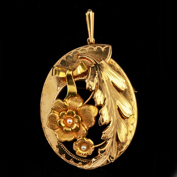 225335. BROSCHHÄNGE, 18k guld med 2 små orientaliska pärlor, Gustaf Dahlgren  co, Malmö, 1948. Vikt 10 g.