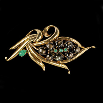 228906. BROSCH, 18k guld med smaragder och cabochonslipade stjärnsafirer, 1900-tal. Vikt 11 g.