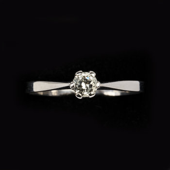 228990. RING, 18k vitguld med briljantslipad diamant, 0.27 ct, Stockholm, 1983. Vikt 3 g.
