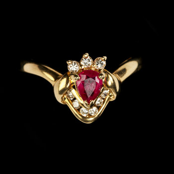 229013. RING, 18k guld med rubin och 9 briljantslipade diamanter. Vikt 3 g.