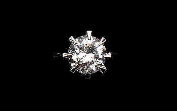 229282. RING, 18k vitguld med briljantslipad diamant, 0.40 ct enligt gravyr, 1975.
