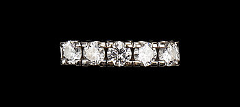 231048. RING, 18k vitguld med briljantslipade diamanter, tot 0.90 ct enl gravyr.