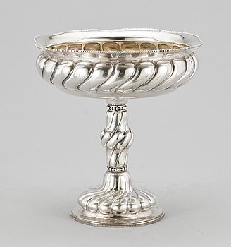 235099. SKÅL PÅ FOT, silver, svenska importstämplar. 1900-talets första hälft. Vikt ca 500 gram.