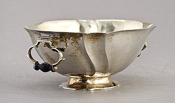 235379. SKÅL, silver, otydliga utländska stämplar. 1900-talets första hälft. Tot vikt 420 gram.