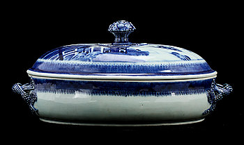 235676. LOCKKAROTT, porslin, Kina, sekelskiftet 17001800-tal.