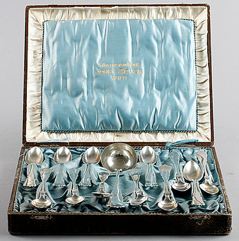 236532. DESSERTSKEDAR MED SERVERINGSSLEV, 121. Silver, Josef Zauza, Wien. Tot ca 470 g.