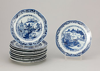 237121. TALLRIKAR, 14 st snarlika, porslin, Qianlong, Kina sent 1700-tal.