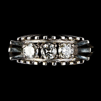 237199. RING, 18k vitguld med tre briljantslipade diamanter. Tot ca 0.50 ct. Ca 6 g.