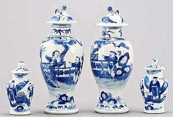 237607. LOCKURNOR, ett par samt MINIATYRURNOR med LOCK, ett par, porslin, Kina, 1800-tal.