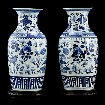 237608. GOLVURNOR, ett par, porslin, Kina, 1800-tal.