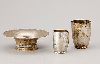 237875. SKÅL samt BÄGARE, 2 st, silver, bl a K Anderson, Stockholm, 1918-20. Tot ca 310 gr.