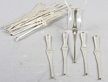 238110. HUMMERGAFFLAR, 18 st. Silver. Chippendale, CG Hallberg, Stockholm 1917. Vikt 450 gr.