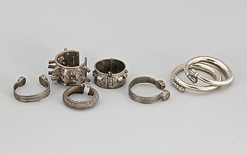 238895. ETNOGRAFISKA SMYCKEN, 7 delar, delvis låghaltigt silver, total vikt ca 1300g.