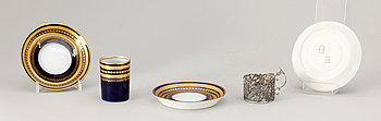 241694. KOPPAR MED FAT OCH HÅLLARE, 4 st, porslin, silver, Limoges, Frankrike, Engelska silverstämplar London 1910.