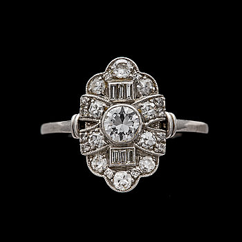241802. RING, platina med diamater, tot ca 0.65 ct, 1930-tal.