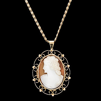 241888. HÄNGE, 18 k guld med snäckskalskamé, Stockholm, 1951. Tot ca 11 g.