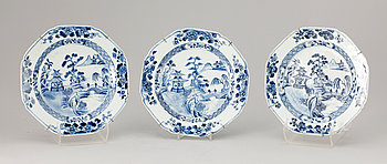 241893. TALLRIKAR, 3 st, porslin, Qianlong, Kina 1700-tal.