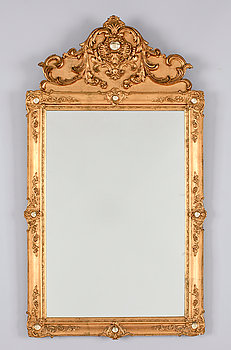 242085. SPEGEL, nyrokoko, etikettmärkt Carl Berg, Hamburg, 1800-talets mitt.