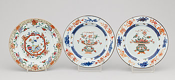 242105. TALLRIKAR, 21 st, porslin, Kangxi och  Yongzheng kompaniporslin, 1700-tal, Kina.