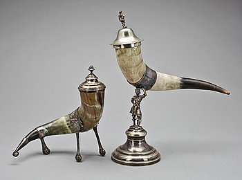 242910. DRYCKESHORN, ett par, nysilver och horn, 18001900-tal.