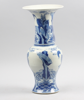 24587. VAS, porslin. Kangxi-stil.