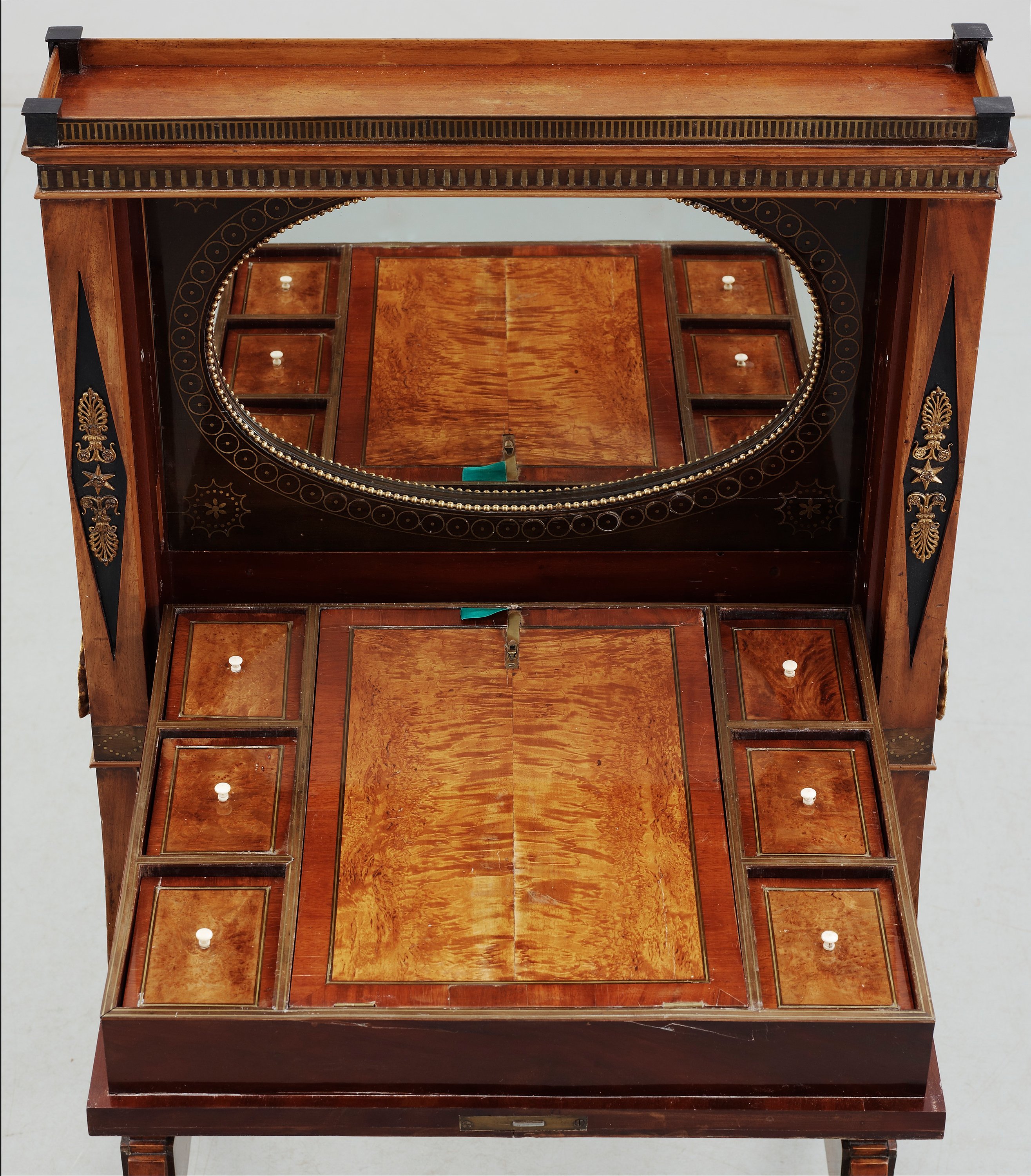 A Danish Empire early 19th Century dressing table. - Bukowskis