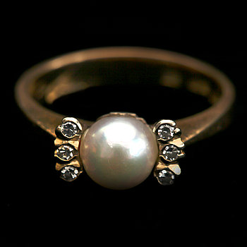 248181. RING, 18k guld med små briljantslipade diamanter, tot ca 0,06 ct enl inskription, samt pärla. Stigbert. Vikt 3,3 g.