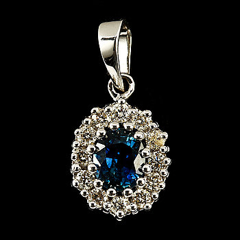 248976. HÄNGE, 18k vitguld, fasettslipad blå safir samt små briljantslipade diamanter. Vikt 2 g.