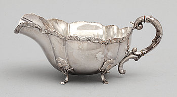 249256. SÅSKANNA, silver, rokokostil, importstämplar, 1900-tal. Vikt ca 280 g.